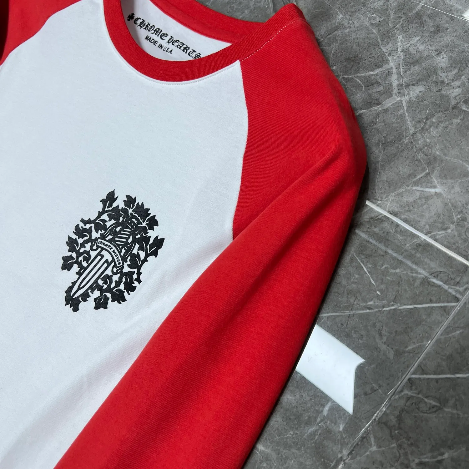 P160 Chrome Hearts🍁Long T series🍁 Available simultaneously at counters❤️ Chrome red and white color-blocked bayonet and sword long-sleeved T-shirt Printed and dyed with imported environmentally friendly glue Specially customized original 1:1 high weight comfortable fabric 🌈Recommended color: red and white colorblocking🌈 Size: S, M, L, XL